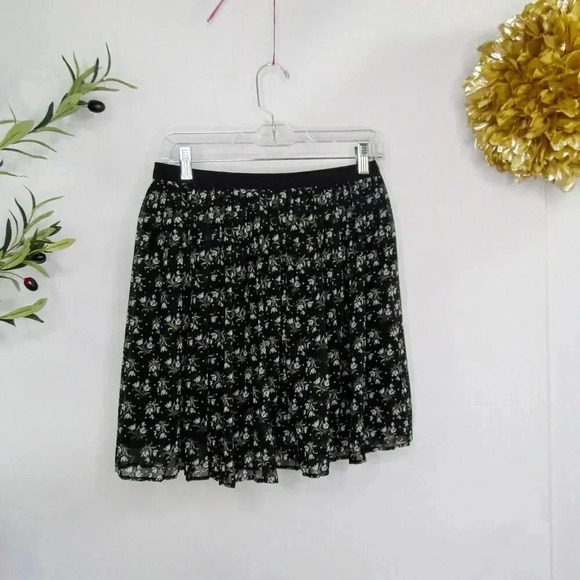 Uniqlo Women Floral Print Pleated Skirt - Size Small, Black with White Flowers - Picture 1 of 8